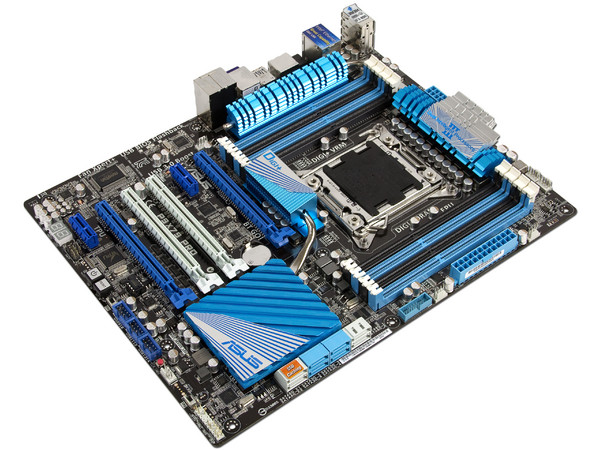 T. Madre ASUS P9X79 PRO, ChipSet Intel X79,
Soporta: Core i7 de Socket 2011,
Memoria: DDR3 2400(O.C.)/1333/1066 MHz, 64GB Max,
Integrado: Audio HD, Red, Bluetooth,
USB 3.0 y SATA 3.0,
ATX, Ptos: 4xPCIEX16, 2xPCIEx1