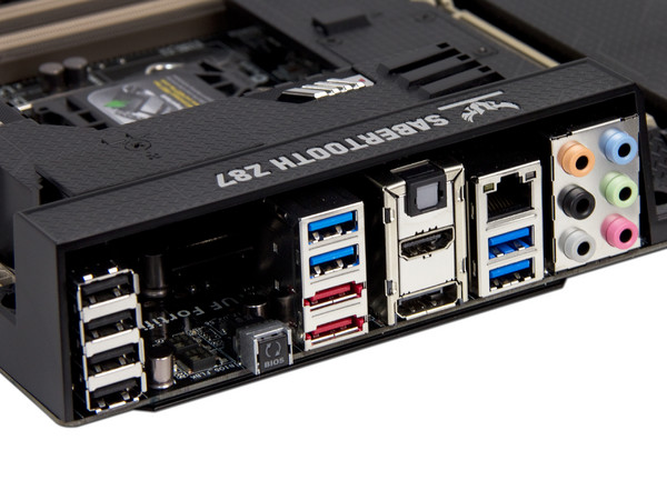 T. Madre ASUS Sabertooth Z87, ChipSet Intel Z87 Exp.,
Soporta: Core i7/i5/i3 de Socket 1150,
Memoria: DDR3 1866/1600/1333 MHz, 32GB Max,
Integrado: Audio HD, Red,
USB 3.0 y SATA 3.0,
ATX, Ptos: 2xPCIE 3.0 X16, 3xPCIEX1