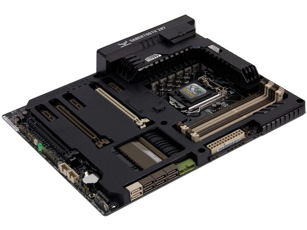 T. Madre ASUS Sabertooth Z87, ChipSet Intel Z87 Exp.,
Soporta: Core i7/i5/i3 de Socket 1150,
Memoria: DDR3 1866/1600/1333 MHz, 32GB Max,
Integrado: Audio HD, Red,
USB 3.0 y SATA 3.0,
ATX, Ptos: 2xPCIE 3.0 X16, 3xPCIEX1