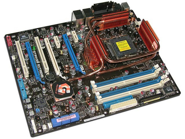 Tarjeta Madre ASUS Striker Extreme,
ChipSet NVIDIA nForce 680i SLI,
Soporta: Socket 775, Quad-Core/CoreTM Extreme,
Memoria: DDR2 800/667/533, 4 Bancos, 8GB Max,
Integrado: Audio 8 CH, Dual Gigabit LAN,
Diseño: ATX