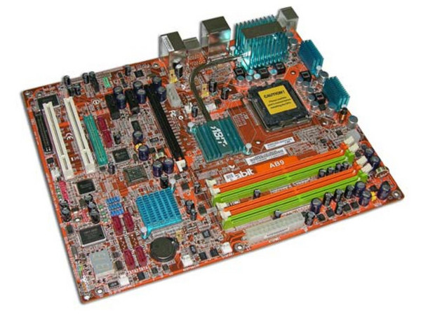 T. Madre Abit AB9, Intel P965 / ICH8,
Soporta: Core 2 Duo/Pentium D/Pentium 4/Celeron D,
FSB 1066/800MHz, Integrado: Audio 7.1 y Red 10/100/1000,
Memoria: DDR2 800, 4 Bancos, 8GB Max,
Diseño: ATX, Ptos: 1x PCI-E X16, 2x PCI-E X1, 2x PCI
