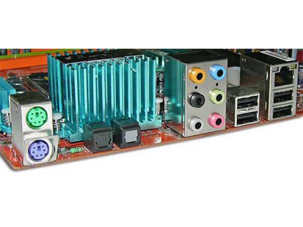 T. Madre Abit AB9, Intel P965 / ICH8,
Soporta: Core 2 Duo/Pentium D/Pentium 4/Celeron D,
FSB 1066/800MHz, Integrado: Audio 7.1 y Red 10/100/1000,
Memoria: DDR2 800, 4 Bancos, 8GB Max,
Diseño: ATX, Ptos: 1x PCI-E X16, 2x PCI-E X1, 2x PCI