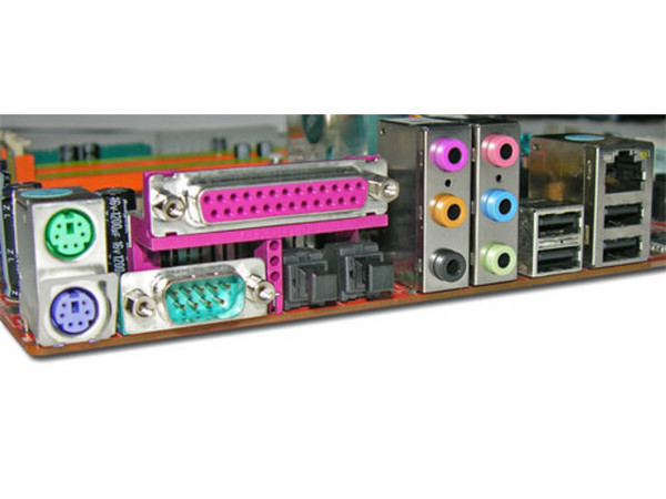 T. Madre Abit AL8-V, Chipset Intel 945P,
Soporta: Intel LGA775 (65nm y 90nm) FSB 1066/800/533 MHz,
Integrado: Audio Intel High Definition 7.1, Red,
Memoria: DDDR2 667/533, 4 Bancos, 4GB Max,
Diseño: ATX, Ptos: 1xPCI-E X16, 3xPCI-E X1