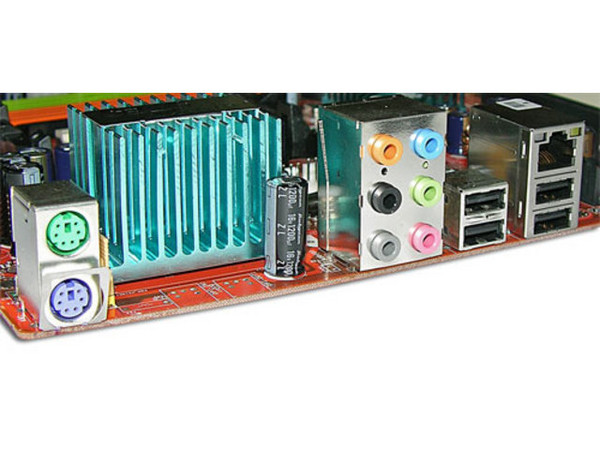 T. Madre Abit KN9, nForce4 Ultra,
Soporta: Athlon 64 X2/Athlon 64 FX/Athlon 64, FSB 1000MHz,
Integrado: Audio y Red 10/100/1000 Mbps,
Memoria: DDR2 800, 4 Bancos, 8GB Max,
Diseño: ATX, Ptos: 1x PCI Express, 3x PCI