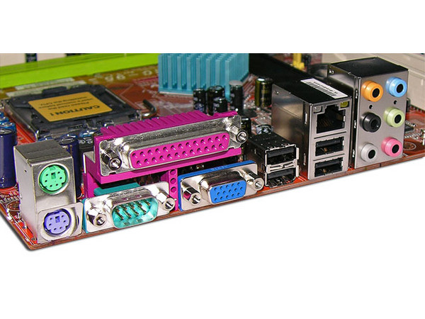 T. Madre Abit SG-95, Chipset SiS 662 NB,
Soporta: Pentium D/Pentium 4/Celeron D, FSB 800MHz,
Integrado: Video SIS, Audio 7.1, Red 10/100,
Memoria: DDR2 667/533, 2 Bancos, 2GB Max,
Diseño: MATX, Ptos: 1x PCI-E X16, 1x PCI-E X1, 2x PCI