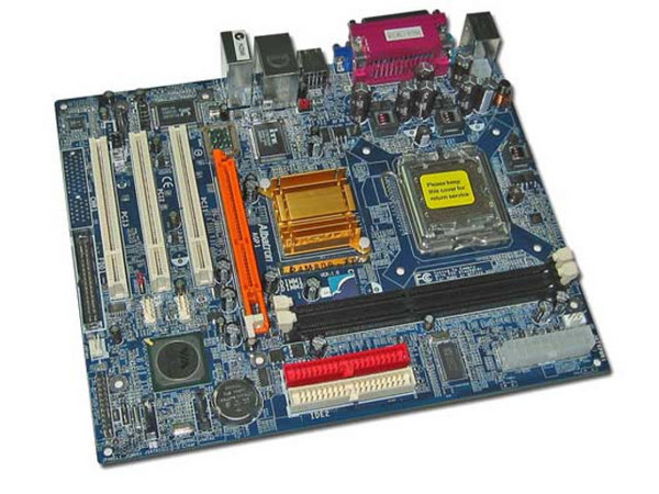 T. Madre Albatron P4M800-775, ChipSet VIA P4M800,
Soporta: Intel Socket 775 de FSB 533/800 MHz,
Integrado: Video Unichrome, Audio, Red,
Memoria: DDR 266/333/400,2 Bancos, 2GB Max,
Diseño: MicroATX, Ptos:3x PCI, 1x AGP8X