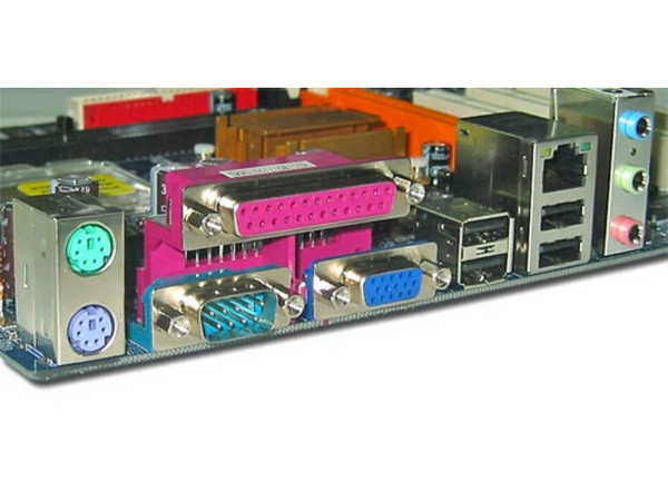 T. Madre Albatron P4M800-775, ChipSet VIA P4M800,
Soporta: Intel Socket 775 de FSB 533/800 MHz,
Integrado: Video Unichrome, Audio, Red,
Memoria: DDR 266/333/400,2 Bancos, 2GB Max,
Diseño: MicroATX, Ptos:3x PCI, 1x AGP8X