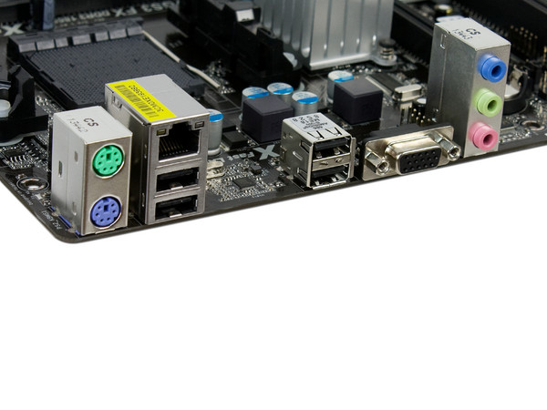 T. Madre ASRock 960GM-VGS3 FX, Chipset AMD 760G,
Soporta: Phenom II X6/ X4/ X3/ X2/ Athlon II X4 de Socket AM3+,
Memoria: DDR3 1866(OC)/ 1600(OC)/ 1333/ 1066 MHz, 16 GB Max,
Integrado: Audio HD, Red,
Micro-ATX, Ptos: 1xPCIEX16, 1xPCIEX1.