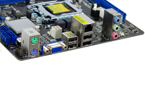 T. Madre ASRock H61M-VG3, Chipset Intel H61,
Soporta: Core i7 / i5 / i3 de Socket 1155,
Memoria: DDR3 1600/1333/1066 MHz, 16 GB Max,
Integrado: Audio HD, Red,
Micro ATX, Ptos: 1xPCIEX16, 1xPCIEX1.