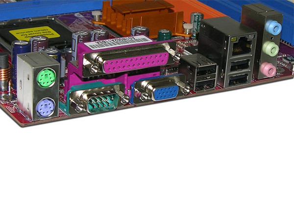 T. Madre Biostar P4M800-M7A, ChipSet VIA P4M800,
Soporta: Intel LGA775 (90nm) FSB 800MHz,
Integrado: Video, Audio y Red,
Memoria: DDR 400 / 333, 2 Bancos, 2GB Max,
Diseño: Micro ATX, Ptos:3x PCI, 1x AGP8X, 1x CNR