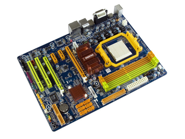 T. Madre Biostar TA790GX3 A2+, ChipSet AMD 790GX,
Soporta: Phenom, Athlon 64/Athlon 64 X2, Socket AM2+,
Memoria: DDR2 1066/800/MHz, 4 Bancos, 16GB Max,
Integrado: Audio HD, Red 100/1000, Video ATI HD3300,
Diseño: ATX, Ptos: 2xPCEx16 2.0, 2xPCEx1 2.0,