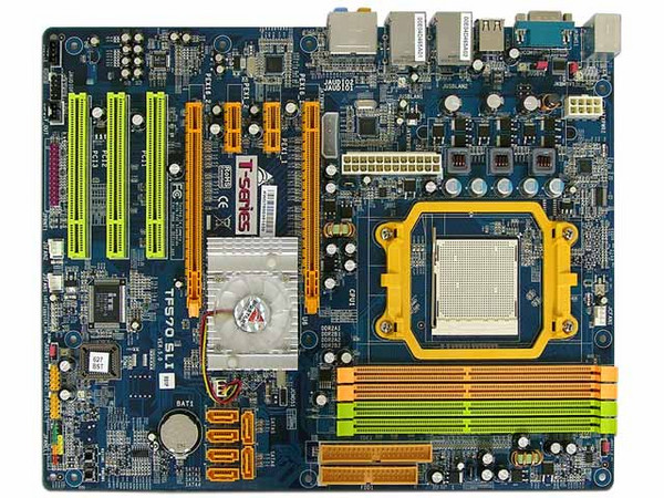 T. Madre Biostar TF570 SLI, ChipSet nForce570 SLI,
Soporta: AMD Athlon 64/FX/X2/Sempron, Socket AM2,
Memoria: DDR2 533/667/800Mhz, 4 Bancos, 4GB Max,
Integrado: Audio Realtek HD, Red 10/100/1000,
Diseño: ATX, Ptos: 2xPCEx16, 2xPCEx1, 3 PCI