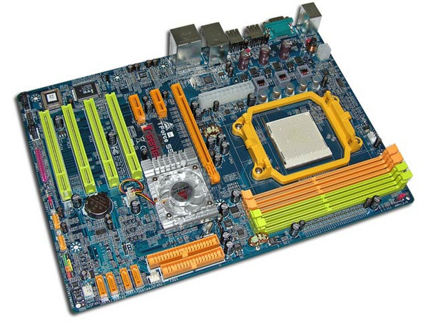 T. Madre Biostar TFORCE 550, ChipSet NVIDIA nForce 550,
Soporta: Para: Athlon 64, Athlon 64 X2, Socket AM2,
Integrado: Realtek ALC861 7.1, Red 10/100/1000mbps,
Memoria: 4x DDR2, Max. 4GB, Diseño ATX,
Ptos: 1xPCI-E X16, 2xPCI-E X1, 4xPCI