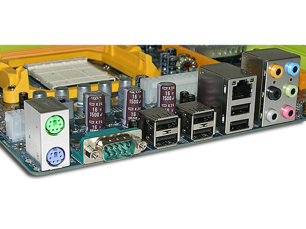 T. Madre Biostar TFORCE 550, ChipSet NVIDIA nForce 550,
Soporta: Para: Athlon 64, Athlon 64 X2, Socket AM2,
Integrado: Realtek ALC861 7.1, Red 10/100/1000mbps,
Memoria: 4x DDR2, Max. 4GB, Diseño ATX,
Ptos: 1xPCI-E X16, 2xPCI-E X1, 4xPCI