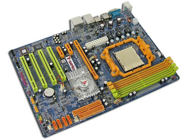 T. Madre Biostar TFORCE 550 SE, ChipSet nForce 550+,
Soporta: Athlon 64, Athlon 64 X2, Socket AM2,
Integrado: Realtek  ALC888 8+2-HD, Red 10/100/1000mbps,
Memoria: 4x DDR2 667/800MHz, Max.4GB, Diseño ATX,
Ptos: 1xPCI-E X16, 2xPCI-E X1, 4xPCI
