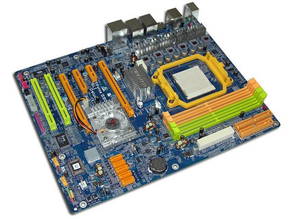 T. Madre Biostar TFORCE 590 SLI DELUXE, ChipSet nForce 590SLI
Soporta: AMD Athlon 64 FX/Athlon 64 X2/Athlon 64/Sempron,
Integrado: Audio ALC882/883 8+2 Canales, Red 10/100,
Memoria: 4x DDR2, Max. 4GB, Diseño ATX,
Ptos: 2xPCI-E X16, 2xPCI-E X1, 2xPCI