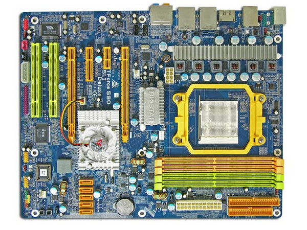 T. Madre Biostar TFORCE 590 SLI DELUXE, ChipSet nForce 590SLI
Soporta: AMD Athlon 64 FX/Athlon 64 X2/Athlon 64/Sempron,
Integrado: Audio ALC882/883 8+2 Canales, Red 10/100,
Memoria: 4x DDR2, Max. 4GB, Diseño ATX,
Ptos: 2xPCI-E X16, 2xPCI-E X1, 2xPCI