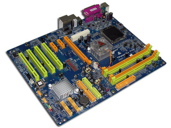 T. Madre Biostar TFORCE4U775, ChipSet nForce4UltraSPP+,
Soporta: Pentium 4, D, Dual Core, 1066MHz,
Integrado: Realtek AC97 8 canales, Red 10/100,
Memoria: 4x DDR2, Max. 4GB, Diseño ATX,
Ptos: 1xPCI-E X16, 2xPCI-E X1, 4xPCI