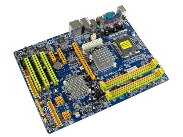 T. Madre Biostar TP43D2-A7, ChipSet Intel P43,
Soporta: Cel.400, DualCore/Duo/Quad, 1333/1600MHz,
Memoria: DDR2 1066/800/MHz, 4 Bancos, 8GB Max,
Integrado: Audio HD, Red 10/100/1000,
Diseño: ATX, Ptos: 1xPCEx16 2.0, 2xPCEx1, 3xPCI