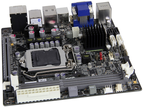 T. Madre ECS H67H2-I-B3, ChipSet Intel H67 Exp., Soporta: Core i7/i5/i3 de Socket 1155, USB 3.0 y SATA 3.0 Integrado: Audio HD, Red, Memoria: DDR3 1333/1066MHz, 16GB Max, Mini ITX, Ptos: 1xPCIEX16, 1xMiniPCIEX1