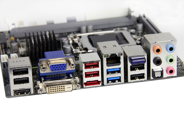 T. Madre ECS H67H2-I-B3, ChipSet Intel H67 Exp., Soporta: Core i7/i5/i3 de Socket 1155, USB 3.0 y SATA 3.0 Integrado: Audio HD, Red, Memoria: DDR3 1333/1066MHz, 16GB Max, Mini ITX, Ptos: 1xPCIEX16, 1xMiniPCIEX1