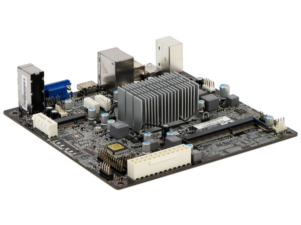 T. Madre ECS BAT-I/J1800, 
Procesador Integrado Intel Celeron J1800 (hasta 2.58 GHz), 
Memoria: DDR3L SO-DIMM, 8 GB Max, 
Integrado: Video Intel HD graphics, Audio, Red, 
SATA 3.0, USB 3.0, 
Mini-ITX, PCI-E Mini Card.
