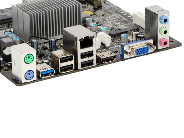 T. Madre ECS BAT-I/J1800, 
Procesador Integrado Intel Celeron J1800 (hasta 2.58 GHz), 
Memoria: DDR3L SO-DIMM, 8 GB Max, 
Integrado: Video Intel HD graphics, Audio, Red, 
SATA 3.0, USB 3.0, 
Mini-ITX, PCI-E Mini Card.