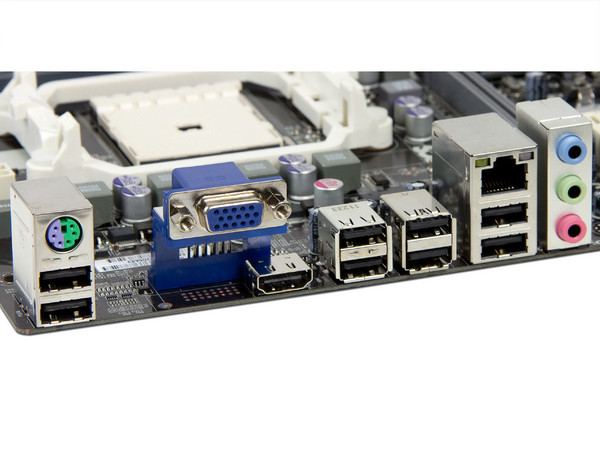 T. Madre ECS A55F-M2, Chipset AMD A55,
Soporta: AMD A8/A4/E2, Athlon II X4 de Socket FM1,
Memoria: DDR3 1333/1600/1866 MHz,
Integrado: Audio HD, Red,
Diseño MicroATX, Ptos: 1xPCIEX16, 2xPCIEX1, 1xPCI