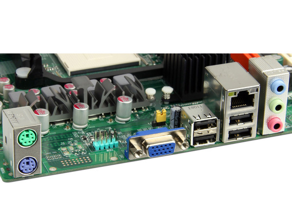T. Madre ECS A780LM-M, ChipSet AMD 760G,
Soporta: Phenom II X4/Athlon/Sempron de Socket AM3,
Memoria: DDR3 1333/1066 MHz, 8GB Max.
Integrado: Video ATI HD3000, Audio HD, Red,
Diseño Micro-ATX, Ptos: 1xPCIEX16, 1xPCIEX1, 2xPCI
