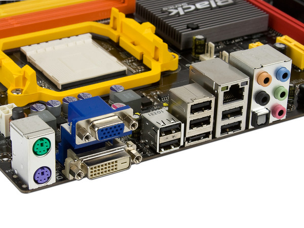 T. Madre ECS A880GM-AD3, Chipset AMD880G,
Soporta: Phenom II X3, X4 y X6 Socket AM3,
Memoria: DDR3 1600(OC)/1333, 32GB Max,
Integrado: Audio HD, Red, Video Radeon HD 4250,
Diseño ATX, Ptos: 1xPCIEX16, 2xPCIEX1, 3xPCI