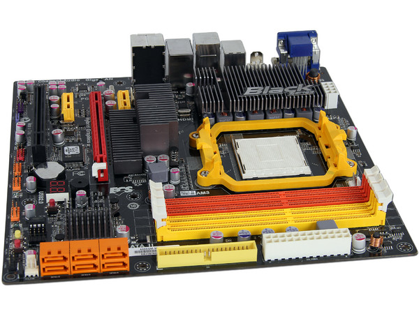 T. Madre ECS A880GM-M6, ChipSet AMD 880G,
Soporta: Phenom II X6 de Socket AM3,
Integrado: Video Radeon HD 4250, Audio HD, Red,
Memoria: 1600(OC)/1333/1066 MHz,
Diseño Micro-ATX, Ptos: 1xPCIEX16, 2xPCIEX1, 1xPCI