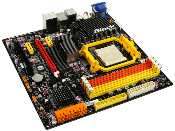 T. Madre ECS A880GM-M8, ChipSet AMD 880G,
Soporta: Phenom II X6 de Socket AM3, 
Integrado: Video ATI Radeon HD4250, Audio HD, Red,
Memoria: DDR3 1600(OC)/1333/1066MHz,
Diseño Micro ATX, Ptos: 1xPCIEX16, 2xPCI-EX1, 1x