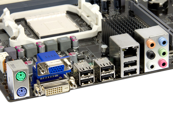 T. Madre ECS A885GM-A2, ChipSet AMD 880G,
Soporta: Phenom II X6/Athlon/Sempron de Socket AM3,
Memoria: DDR3 1600(OC)/1333/1066 MHz, 32GB Max.
Integrado: Video Radeon HD4250, Audio HD, Red,
Diseño ATX, Ptos: 2xPCIEX16, 2xPCIEX1, 2xPCI