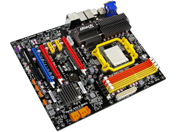 T. Madre ECS A890GXM-A, ChipSet AMD 890GX,
Soporta: Phenom II X6, X4 de Socket AM3,
Integrado: Video ATI HD4290, Audio HD, Red,
Memoria: DDR3 1800(O.C.)/1600(O.C.) MHz,
Diseño ATX,Ptos: 3xPCIEX16, 2xPCI-EX1, 1xPCI