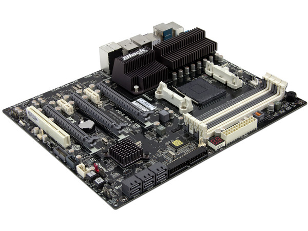 T. Madre ECS A990FXM-A DELUXE, Chipset AMD 990FX,
Soporta: Phenom II X8 de Socket AM3+,
Integrado: Audio HD, Red,
USB 3.0 y Serial ATA 3.0,
Memoria: DDR3 2133(OC)/1866/1600/1333/1066 MHz,
Diseño ATX, Ptos: 3xPCIEX16, 2xPCI-EX1, 1xPC