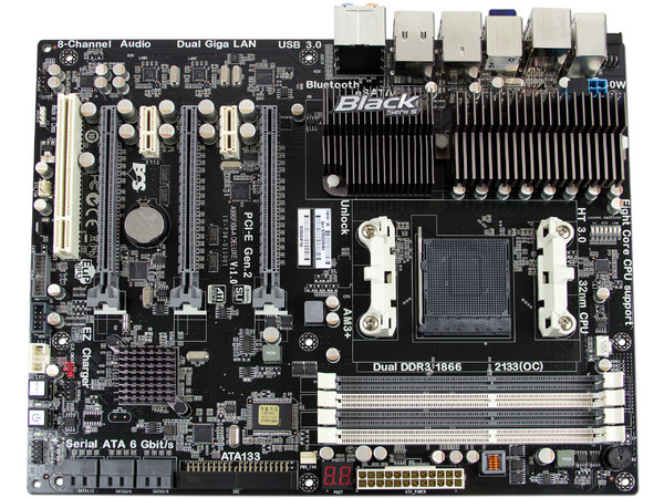 T. Madre ECS A990FXM-A DELUXE, Chipset AMD 990FX,
Soporta: Phenom II X8 de Socket AM3+,
Integrado: Audio HD, Red,
USB 3.0 y Serial ATA 3.0,
Memoria: DDR3 2133(OC)/1866/1600/1333/1066 MHz,
Diseño ATX, Ptos: 3xPCIEX16, 2xPCI-EX1, 1xPC