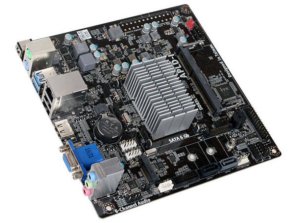 T. Madre ECS APLD-I-N3350,
Procesador Integrado Intel Celeron N3350 (hasta 2.40 GHz),
Memoria: DDR3L SO-DIMM, 8GB Max,
Integrado: Audio, Red, SATA 3.0, USB 3.0 y M.2,
Mini-ITX.
