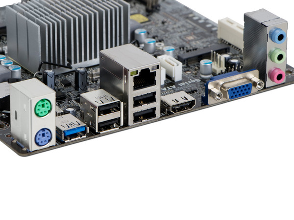 T. Madre ECS BAT-I/J1800, 
Procesador Integrado Intel Celeron J1800 (hasta 2.58 GHz), 
Memoria: DDR3L SO-DIMM, 8 GB Max, 
Integrado: Video Intel HD graphics, Audio, Red, 
SATA 3.0, USB 3.0, 
Mini-ITX, PCI-E Mini Card.