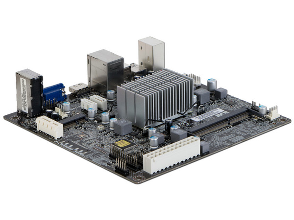 T. Madre ECS BAT-I/J1800, 
Procesador Integrado Intel Celeron J1800 (hasta 2.58 GHz), 
Memoria: DDR3L SO-DIMM, 8 GB Max, 
Integrado: Video Intel HD graphics, Audio, Red, 
SATA 3.0, USB 3.0, 
Mini-ITX, PCI-E Mini Card.