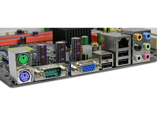 T. Madre ECS G33T-M2, ChipSet Intel G33,
Soporta: Celeron400, DualCore, Core2Duo,
Integrado: Audio 7.1, Red, Video GMA3100,
Memoria: DDR2 800/667, 4 Bancos, 8GBMax,
Diseño: microATX, Ptos: 2xPCI, 1xPCE, 1xPCEx16