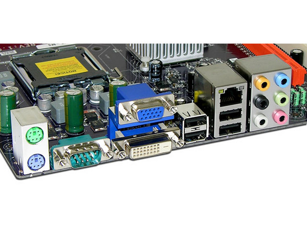 T. Madre ECS GF7100PVT-M3, ChipSet GeForce 7100,
Soporta: Cel.400, DualCore/2Duo/Quad, 1066/1333MHz,
Memoria: DDR2 800/667MHz, 2 Bancos, 4GB Max,
Integrado: Video GeForce 7, Audio HD, Red 10/100/1000,
Diseño: MicroATX, Ptos: 1xPCEx16, 1xPCEx1, 2xPCI