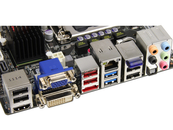 T. Madre ECS H67H2-I-B3, ChipSet Intel H67 Exp.,
Soporta: Core i7/i5/i3 de Socket 1155,
 USB 3.0 y SATA 3.0
Integrado: Audio HD, Red,
Memoria: DDR3 1333/1066MHz, 16GB Max,
Mini ITX, Ptos: 1xPCIEX16, 1xMiniPCIEX1