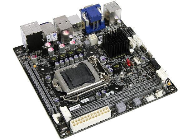 T. Madre ECS H67H2-I-B3, ChipSet Intel H67 Exp.,
Soporta: Core i7/i5/i3 de Socket 1155,
 USB 3.0 y SATA 3.0
Integrado: Audio HD, Red,
Memoria: DDR3 1333/1066MHz, 16GB Max,
Mini ITX, Ptos: 1xPCIEX16, 1xMiniPCIEX1