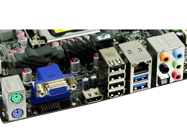 T. Madre ECS H67H2-M2-B3, ChipSet Intel H67 Exp.,
Soporta: Core i7/i5/i3 de Socket 1155,
Integrado: Audio HD, Red Gigabit,
USB 3.0 y Serial ATA 3.0,
Memoria: 1333/1066 32GB Max,
Diseño mATX, Ptos: 1xPCIEX16,1xPCIEx1