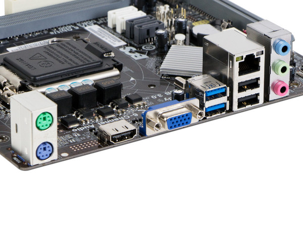 T. Madre ECS H81H3-M4, ChipSet Intel H81 Exp.,
Soporta: Intel Core i7/ i5/ i3/ Pentium/ Celeron de Socket 1150,
Memoria: DDR3 1600/1333 MHz, 16 GB Max,
SATA 3.0, USB 3.0,
Integrado: Audio HD, Red,
Micro-ATX, Ptos: 1xPCIEX16, 1xPCIEX1