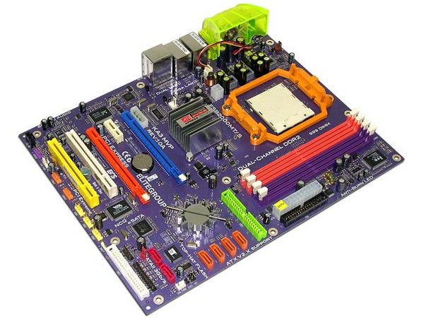 T. Madre ECS EXTREME KA3 MVP, ChipSet AMD 580XCrossfire,
Soporta: Athlon 64/Athlon 64 X2 Dual-Core, Socket AM2,
Integrado: Audio Realtek ALC883, Red Dual,
Memoria: 4x DDR2, Max. 32GB, Diseño ATX,
Ptos: 2xPCI-E X16, 1xPCI-E X1, 2xPCI