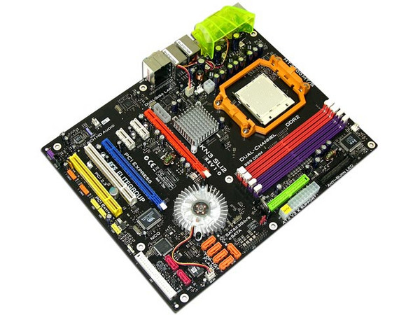 T. Madre ECS EXTREME KN3 SLI2, ChipSet nForce 590-SLI,
Soporta: Athlon 64/Athlon 64 X2 Dual-Core, Socket AM2,
Integrado: Audio Realtek ALC883, Gigabit Fast Ethernet,
Memoria: 4x DDR2, Max. 32GB, Diseño ATX,
Ptos: 2xPCI-E X16, 2xPCI-E X1, 2xPCI