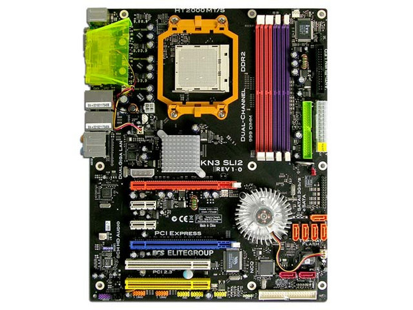 T. Madre ECS EXTREME KN3 SLI2, ChipSet nForce 590-SLI,
Soporta: Athlon 64/Athlon 64 X2 Dual-Core, Socket AM2,
Integrado: Audio Realtek ALC883, Gigabit Fast Ethernet,
Memoria: 4x DDR2, Max. 32GB, Diseño ATX,
Ptos: 2xPCI-E X16, 2xPCI-E X1, 2xPCI