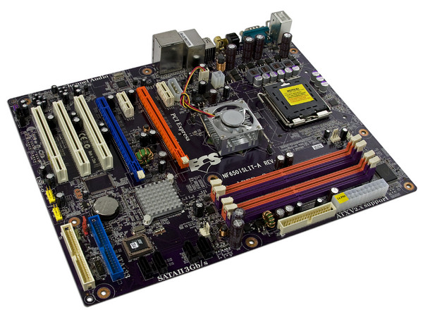 T. Madre ECS NF650iSLIT-A, ChipSet nForce 650i SLI,
Soporta: Cel.400, DualCore/2Duo/Quad, 800/1333(OC)MHz,
Memoria: DDR2 667/800MHz, 4 Bancos, 32GBMax,
Integrado: Audio HD, Red 10/100,
Diseño: ATX, Ptos: 2xPCEx16, 2xPCEx1, 3xPCI