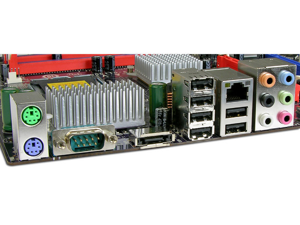 T. Madre ECS P35T-A, ChipSet Intel P35&ICH9DH,
Soporta: Cel.400, DualCore/2Duo/Quad, 1066/1333MHz,
Memoria: DDR2 800/667MHz, 4 Bancos, 8GB Max,
Integrado: Audio HD, Giga Lan,
Diseño: ATX, Ptos: 2xPCEx16, 1xPCEx1, 3xPCI